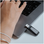 Pamięć Pendrive VERBATIM 64GB USB 2.0 SLIDER czarny PINSTRIPE 98698 - obrazek 7